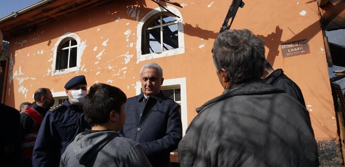 Küle dönen camiden Kuran-ı Kerimleri kurtarabildiler