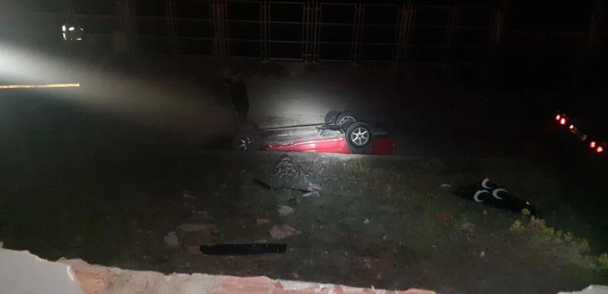Gaz pedalı takılı kaldı, 7 metrelik uçuruma uçtu: 1 ağır yaralı