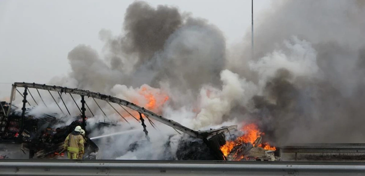 Tıra çarparak alev alan otomobilin sürücüsü yanarak can verdi