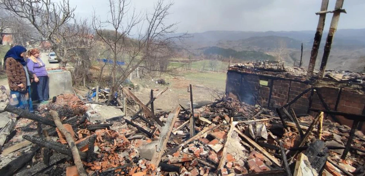 Komşuya oturmaya giden anne ve kızı evlerini alevler içinde buldu