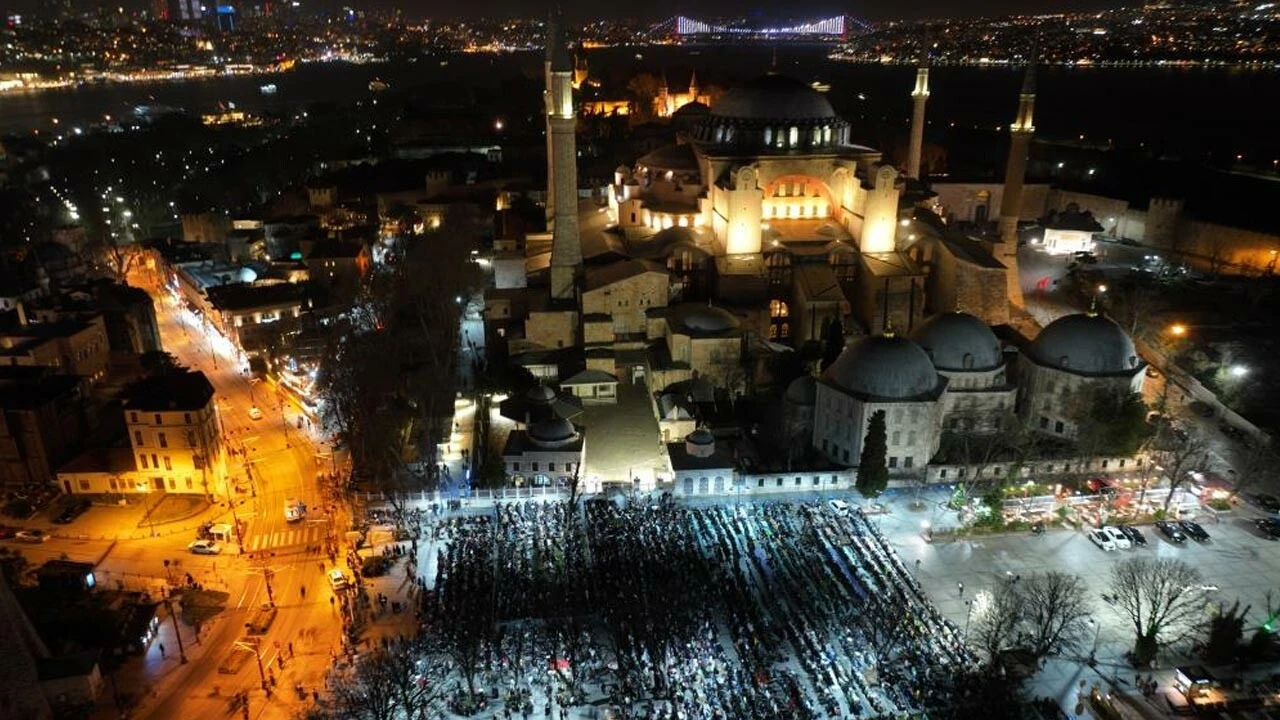 Ayasofya'da 88 yıl sonra teravih namazı heyecanı: Vatandaşlar akın etti Ayasofya'da 88 yıl sonra teravih namazı heyecanı: Vatandaşlar akın etti