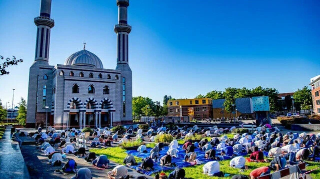 Hollanda'da çirkin provokasyon: İftar saati cami önünde domuz pişirecekler