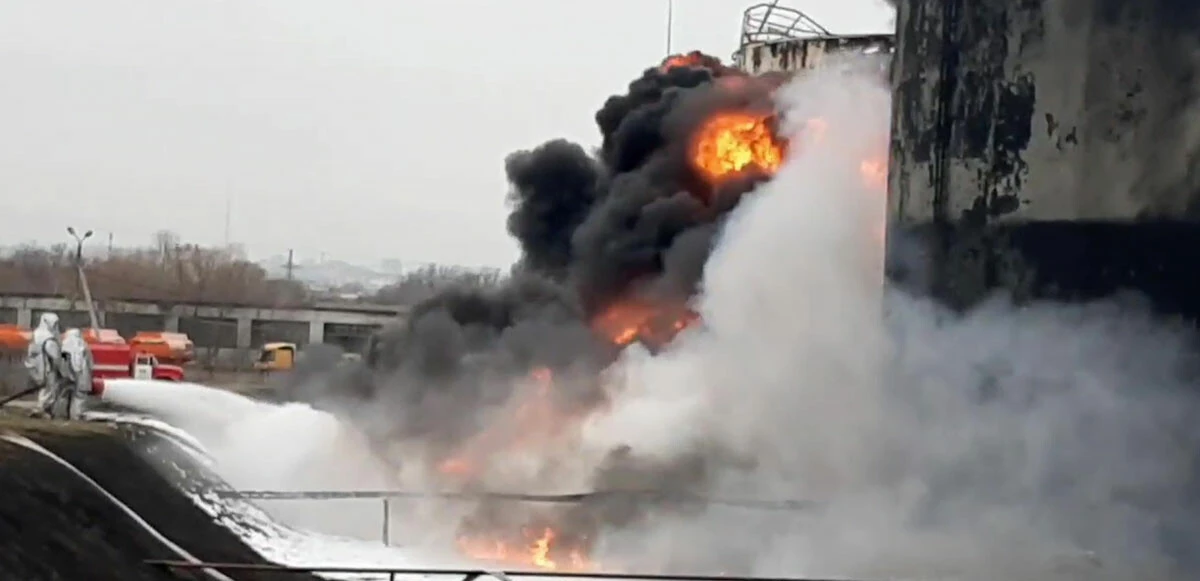 Ukrayna Rusya’yı topraklarında vurdu: Helikopter Rus petrol rafinerisini vurdu