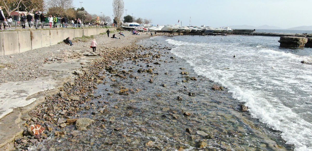 İstanbul Caddebostan sahilinde deniz çekildi: Kirlilik görüldü