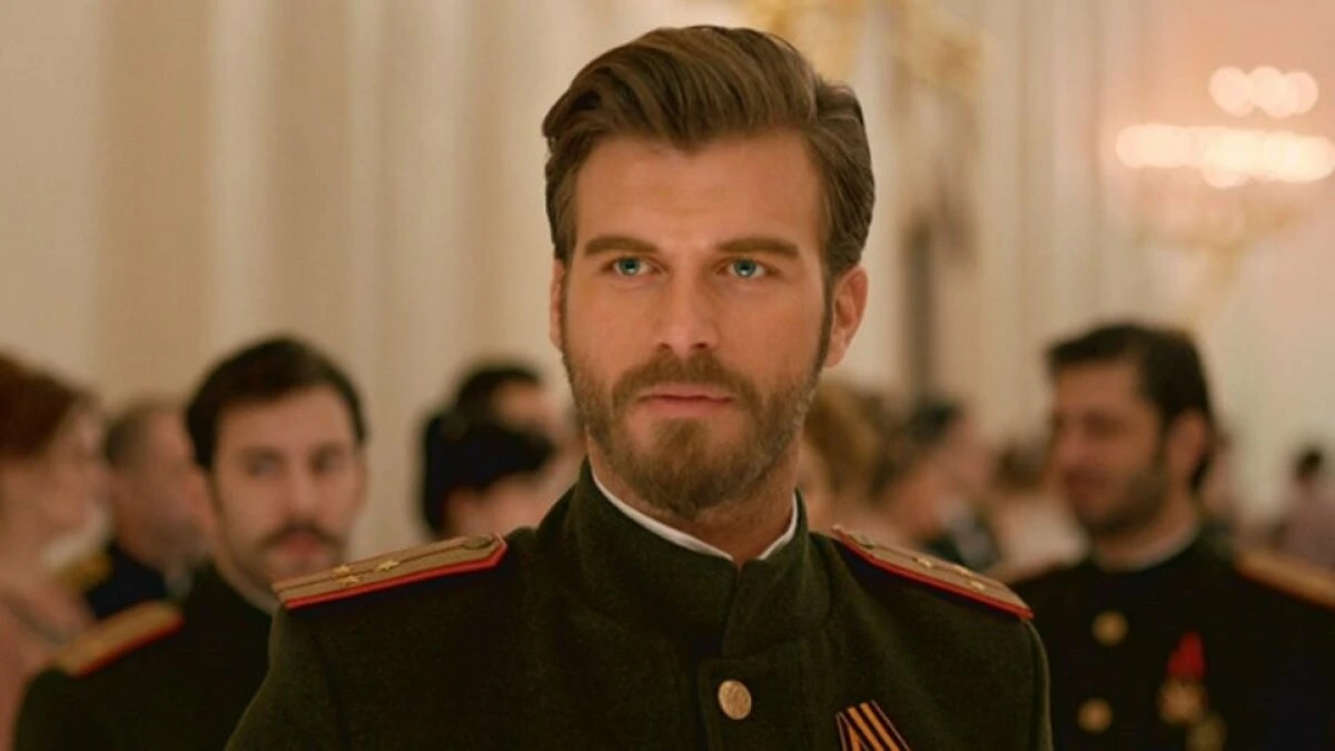 Kıvanç Tatlıtuğ kendi dizisinden etkilendi! Başak Dizer'le bebeğinin ismine karar verdiler