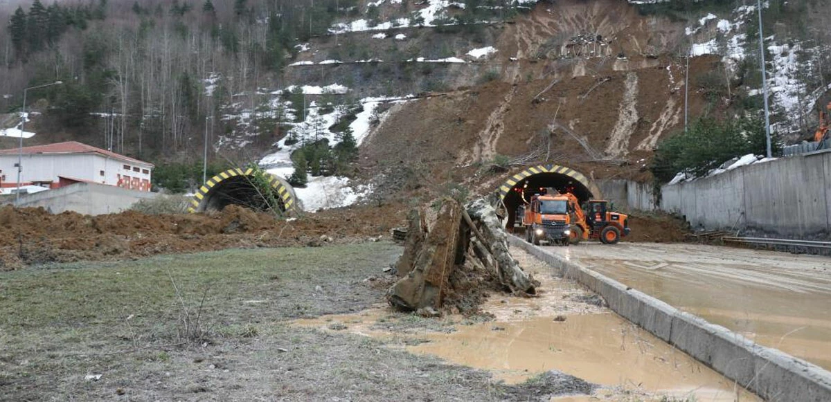 Heyelan sonrasında Bolu Dağı tünellerinde son durum: Trafik çift yönlü kapatıldı