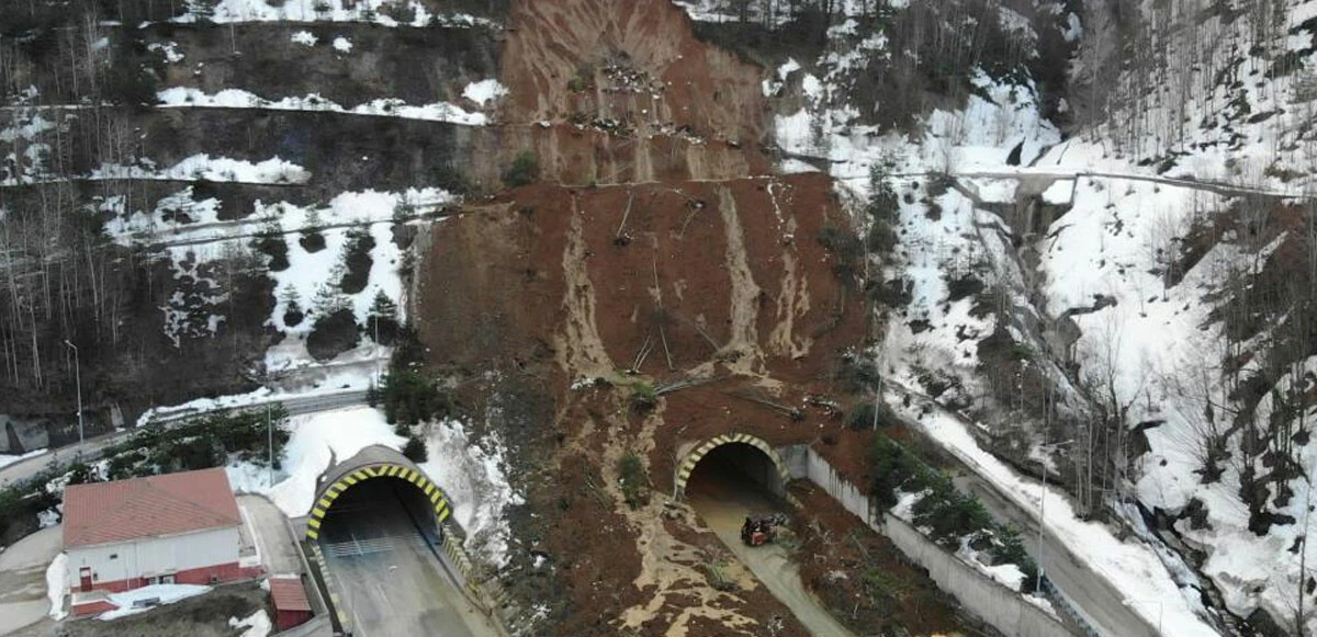 Heyelan sonrasında Bolu Dağı tünellerinde son durum: Trafik çift yönlü kapatıldı