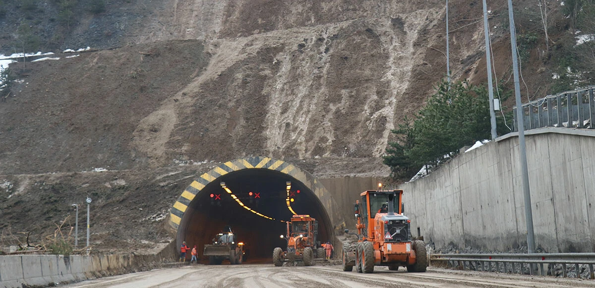 Heyelan nedeniyle ulaşımı kapatılan Bolu Dağı Tüneli 16.00'da açıldı