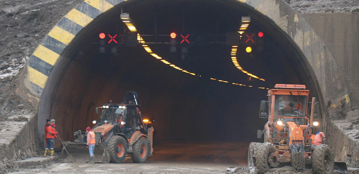Heyelan nedeniyle ulaşımı kapatılan Bolu Dağı Tüneli 16.00'da açıldı