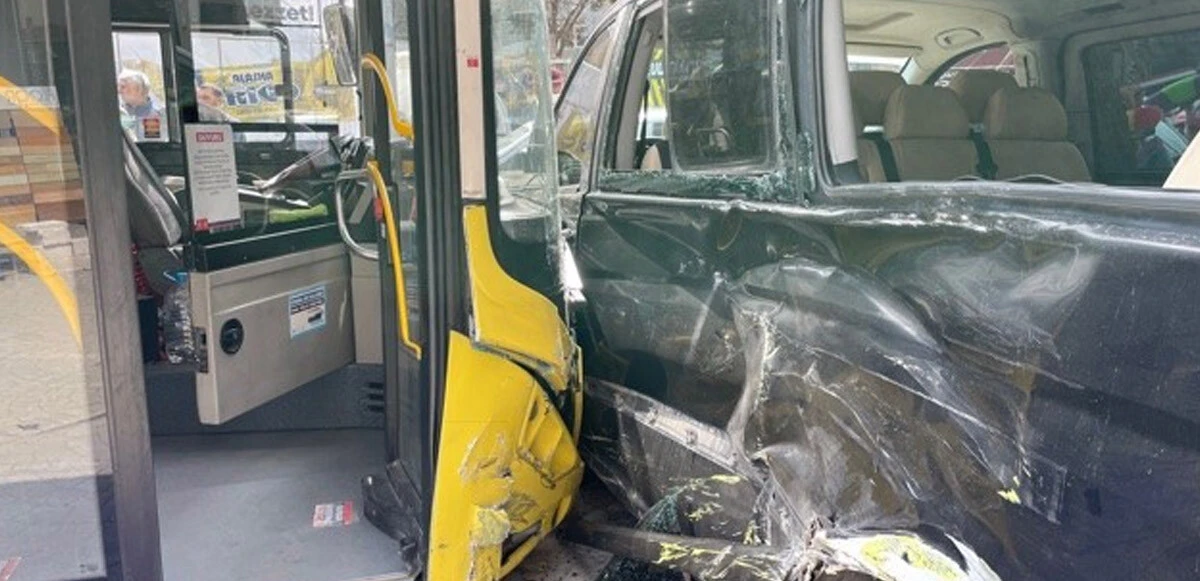 Son dakika! Beyoğlu'nda feci kaza! Freni patlayan İETT otobüsü 3 otomobile çarptı