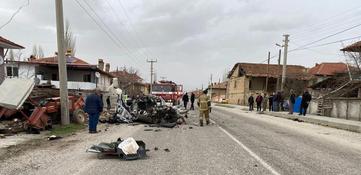Hurdaya dönen otomobilin hız ibresi 200 kilometrede takılı kaldı