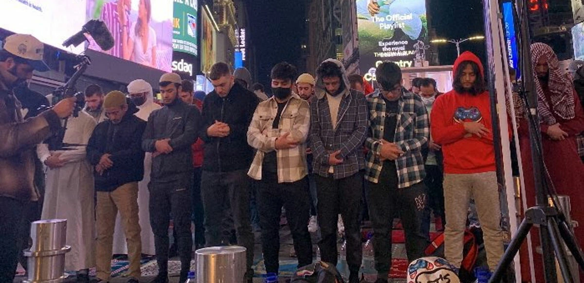 Binlerce Müslüman bir araya geldi! Times Meydanı’nda teravih namazı Binlerce Müslüman bir araya geldi! Times Meydanı’nda teravih namazı