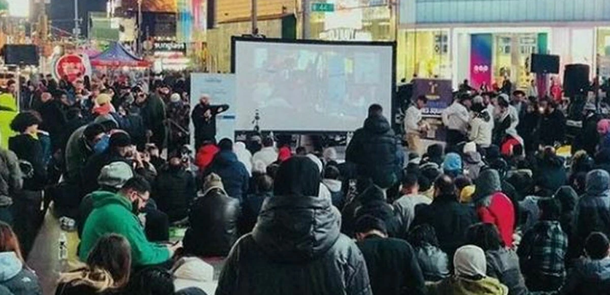 Binlerce Müslüman bir araya geldi! Times Meydanı’nda teravih namazı Binlerce Müslüman bir araya geldi! Times Meydanı’nda teravih namazı