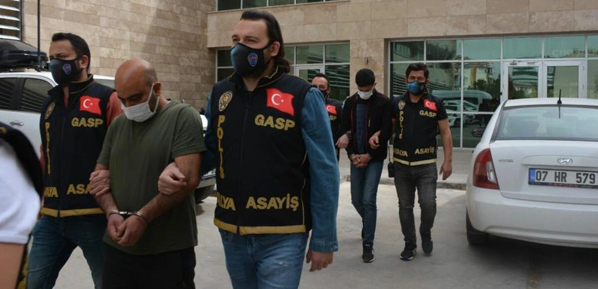 Antalya’da akıllara durgunluk veren hırsızlık: ‘Polisiz’ deyip durdurdukları araçları yağmaladılar