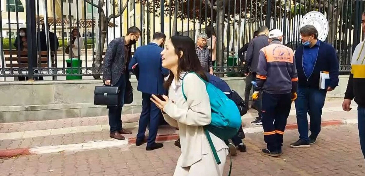 Tekerlekli sandalyeyle geldiği adliye önünde dehşeti yaşattı