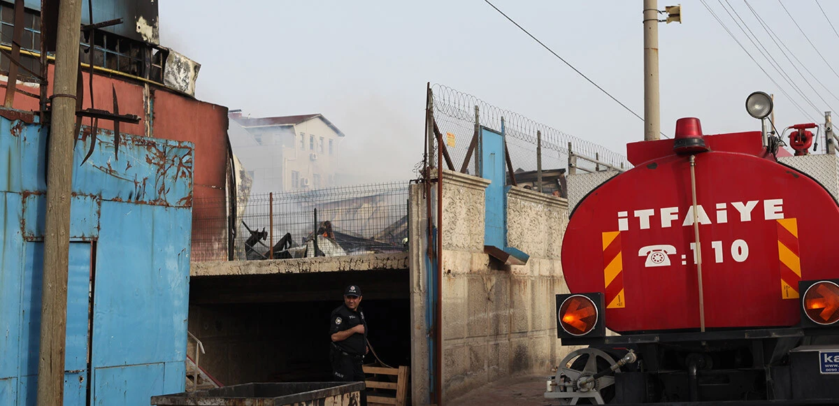 Konya'da mobilya fabrikasında yangın: 1 saatlik çalışmayla kontrol altına alındı