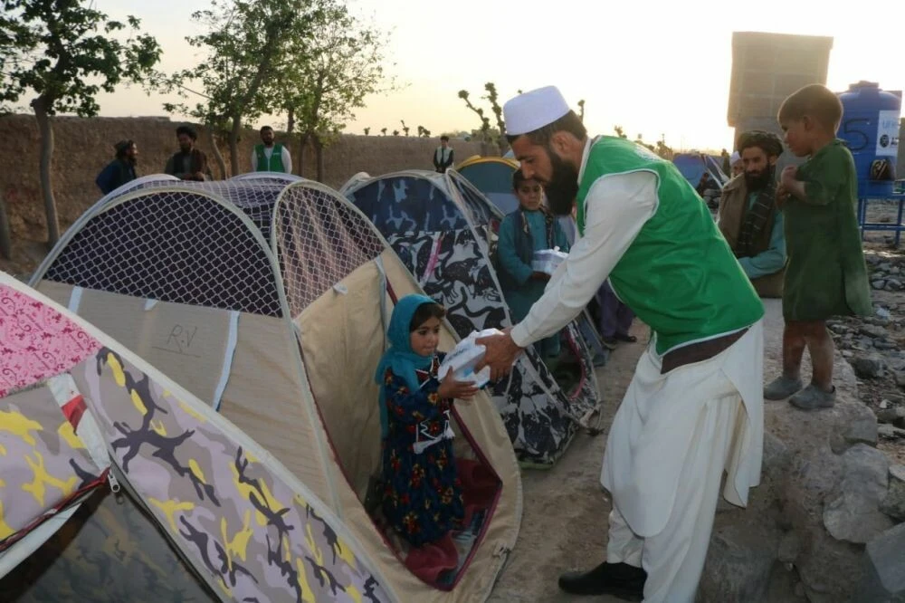 Afganistan'da çadırlarda kalan ailelere iftar ikramı