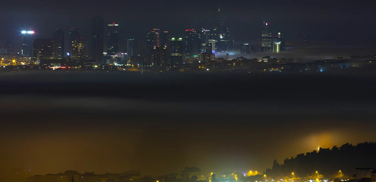 Görüş mesafesi 5 metrenin altına düştü! İstanbul sis altında! Boğaz transit gemi geçişine kapatıldı