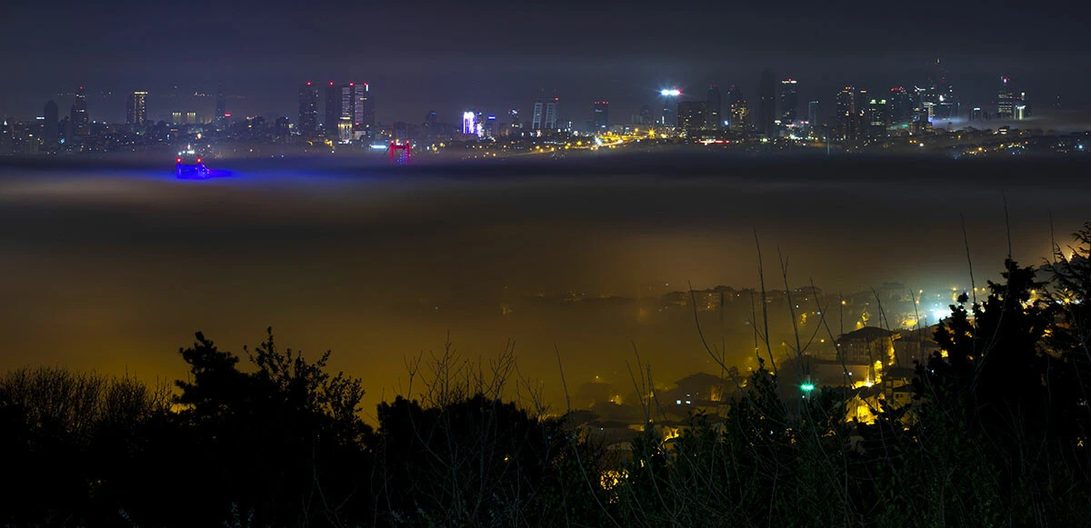 Görüş mesafesi 5 metrenin altına düştü! İstanbul sis altında! Boğaz transit gemi geçişine kapatıldı