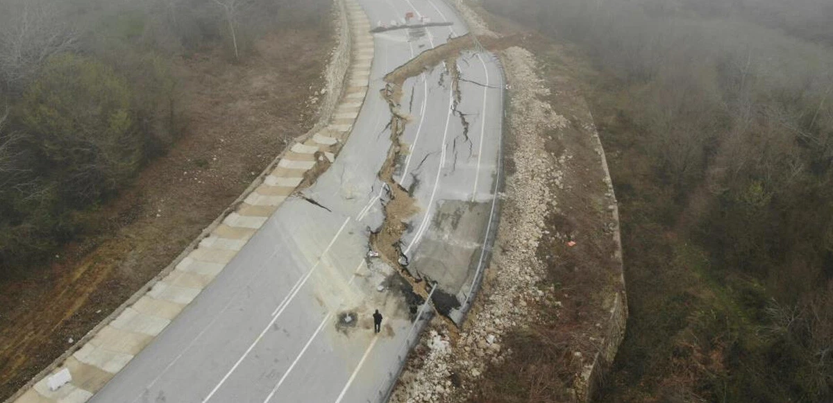 Sağanak yağış heyelana sebep oldu, çatlak yol tamamen çöktü