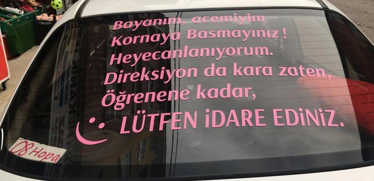 Sürücü adayı eşi için arabasının arkasına yazı yazdı: Acemiyim
