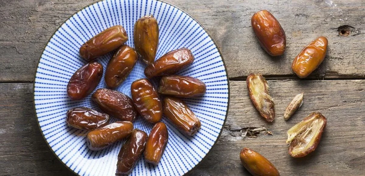 Çöpe atmadan iki kere düşünün: Kalbin şifası hurma çekirdeği faydaları duyanı şaşkına çeviriyor