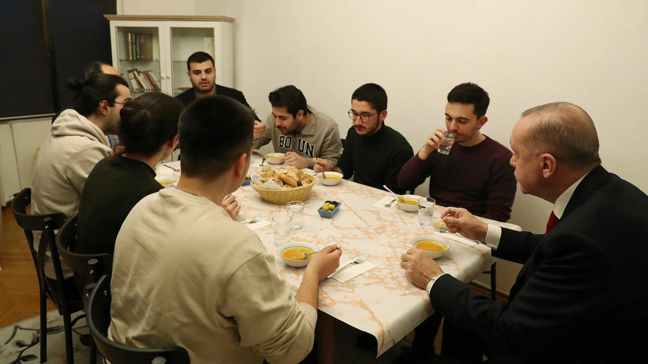 Cumhurbaşkanı Erdoğan öğrenci evinde iftar yaptı