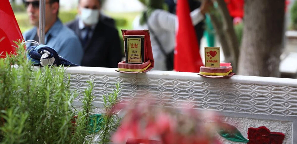 Şehit babasının mezarına bıraktığı plaket duygulandırdı