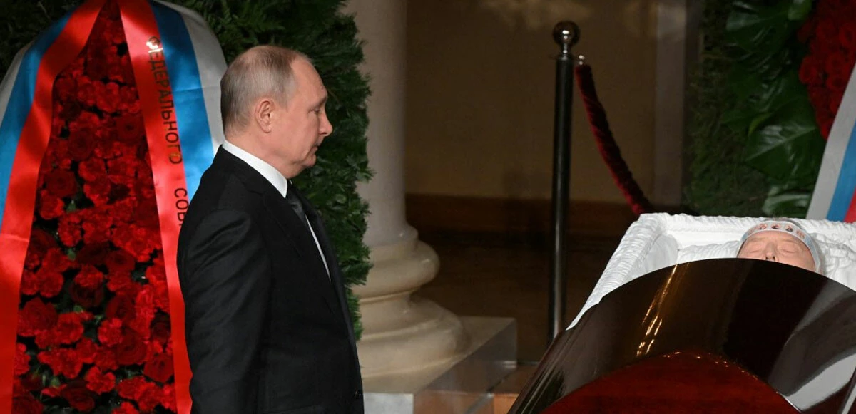 İngiliz medyasından çarpıcı Putin iddiası: Saldırı tehlikesine karşı nükleer çanta ile geziyor