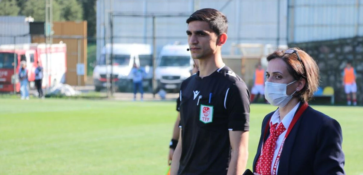 Profesyonel maçta kadın saha komiserine büyük saygısızlık