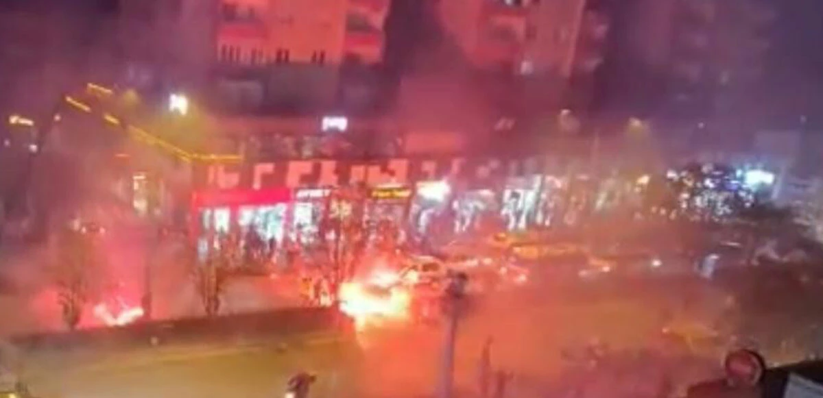 Fenerbahçe ve Galatasaray taraftarı birbirine girdi! Meşaleler havada uçuştu