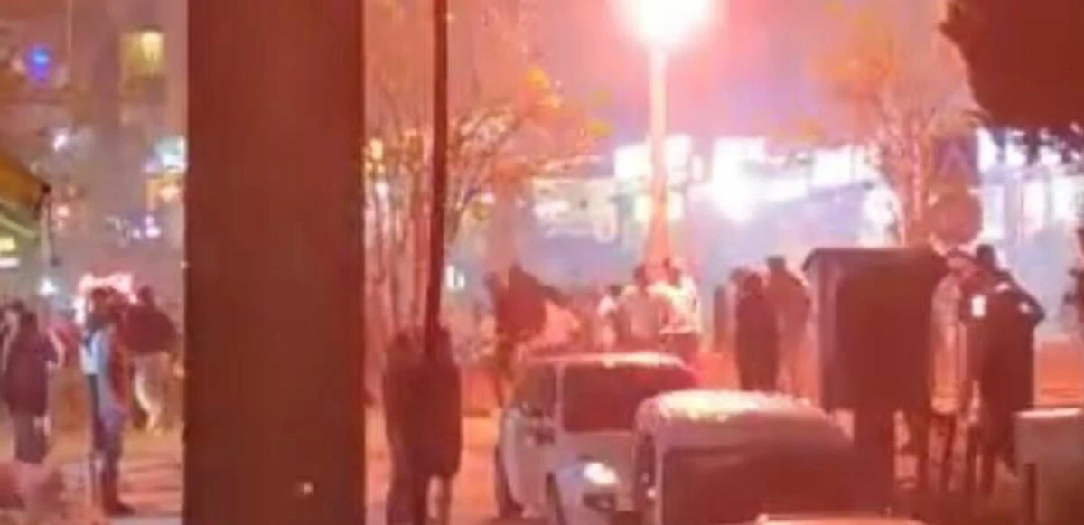 Fenerbahçe ve Galatasaray taraftarı birbirine girdi! Meşaleler havada uçuştu