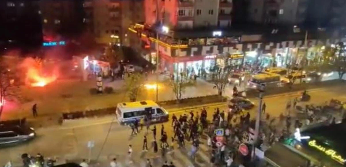 Fenerbahçe ve Galatasaray taraftarı birbirine girdi! Meşaleler havada uçuştu