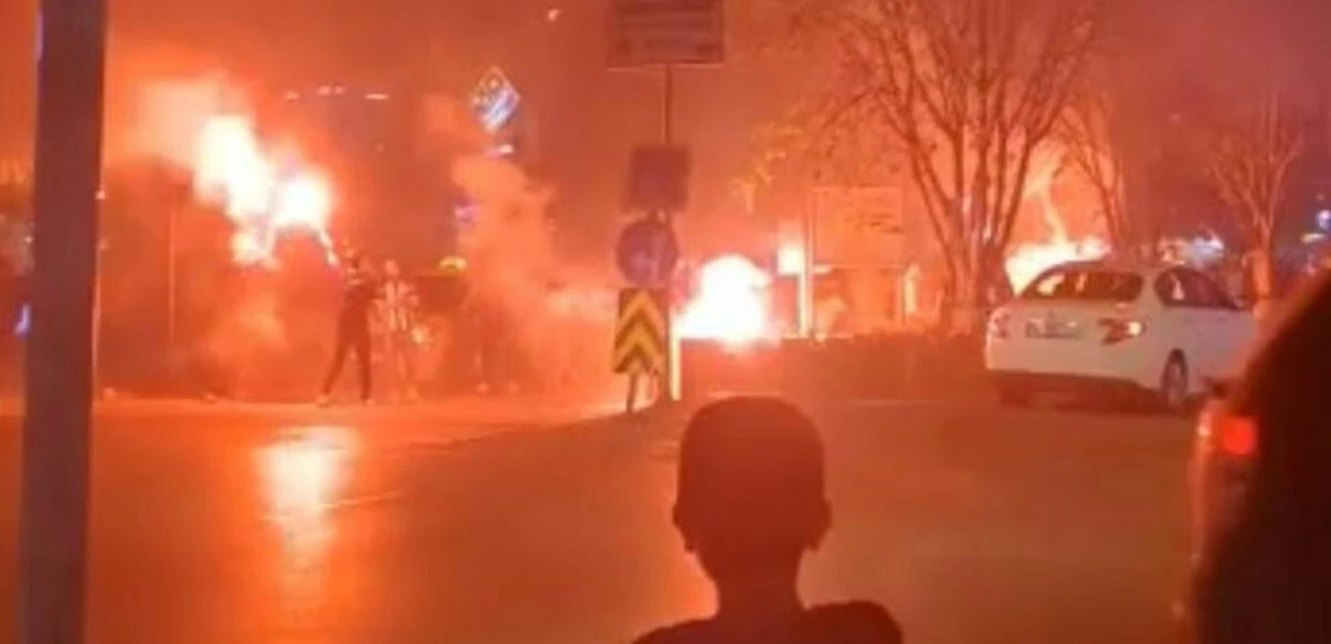 Fenerbahçe ve Galatasaray taraftarı birbirine girdi! Meşaleler havada uçuştu