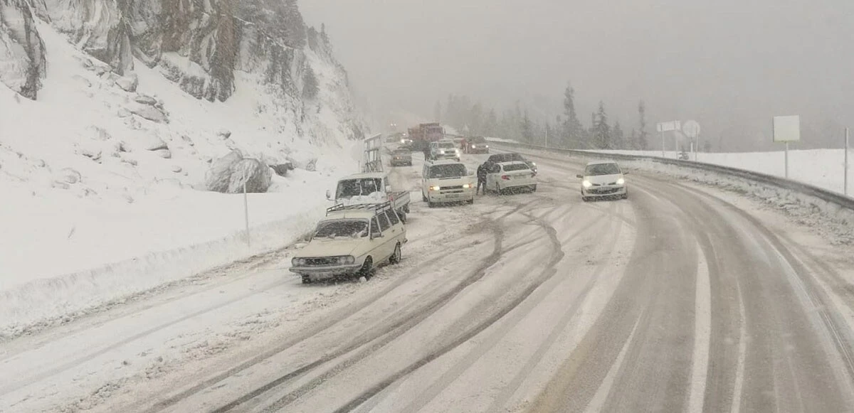 Antalya’ya nisan ayında kar yağdı
