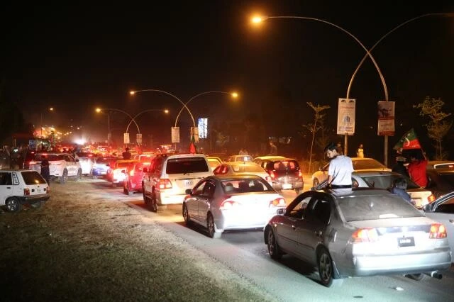 İmran Han destekçileri Pakistan sokaklarına döküldü