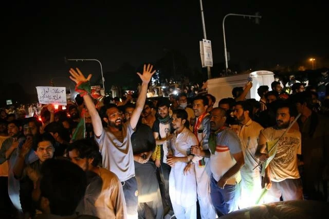 İmran Han destekçileri Pakistan sokaklarına döküldü