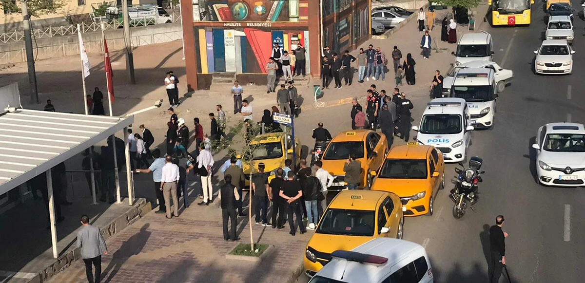 Şanlıurfa’da göçmen binasına taşlı saldırı: 2 güvenlik görevlisi yaralandı