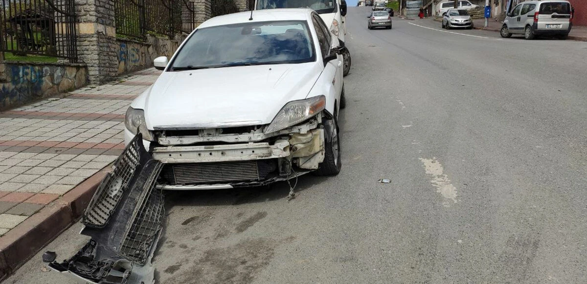 Sultangazi'de feci kaza kamerada: Otomobil park halindeki kamyonun altına girdi