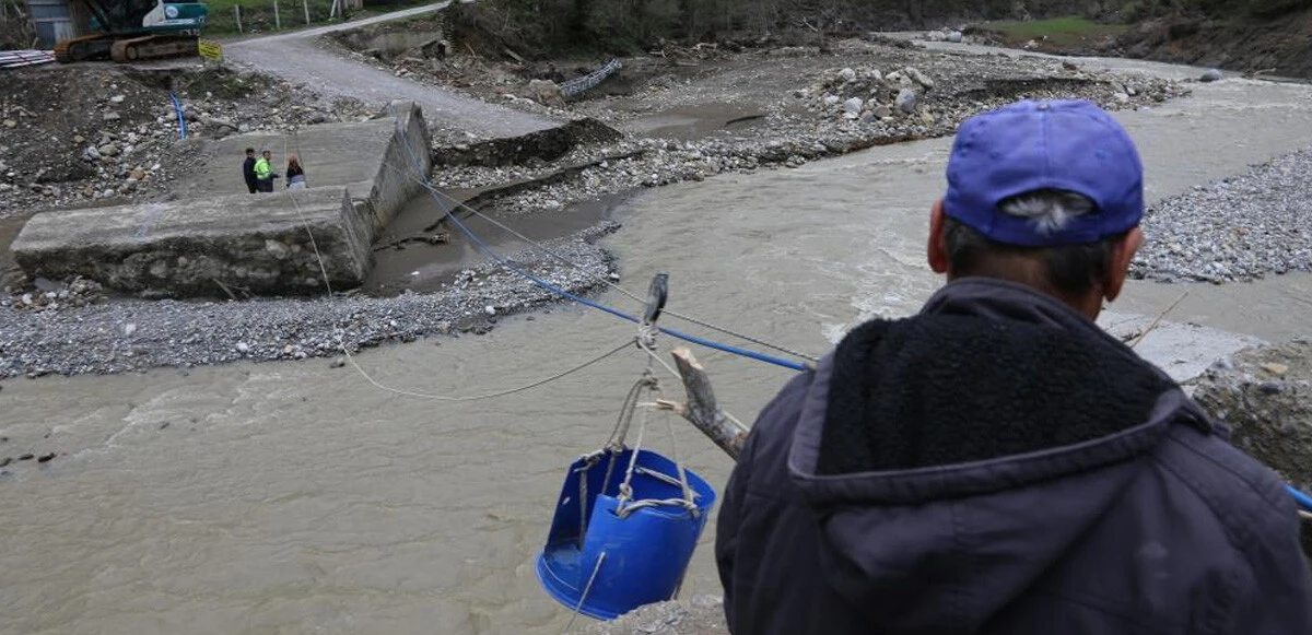 Mahsur kalan köylüler halat düzeneğiyle ihtiyaçlarını gideriyor