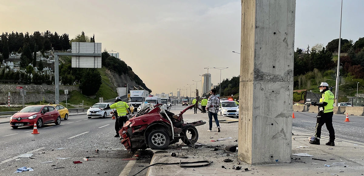 Maltepe'de feci kaza: Otomobil ikiye ayrıldı, sürücüsü yola fırladı