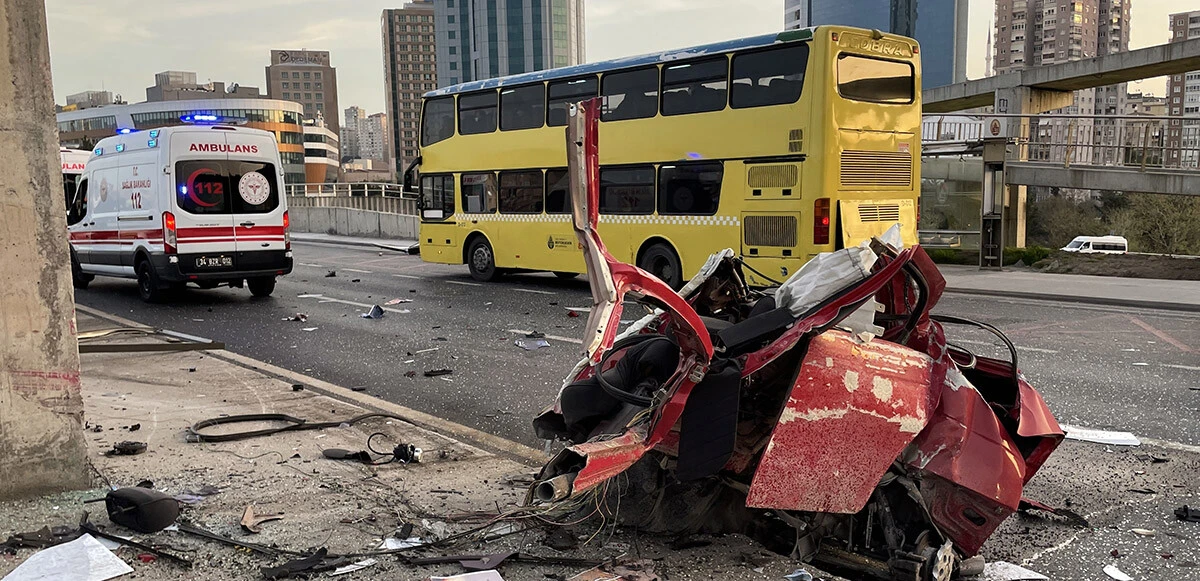 Maltepe'de feci kaza: Otomobil ikiye ayrıldı, sürücüsü yola fırladı