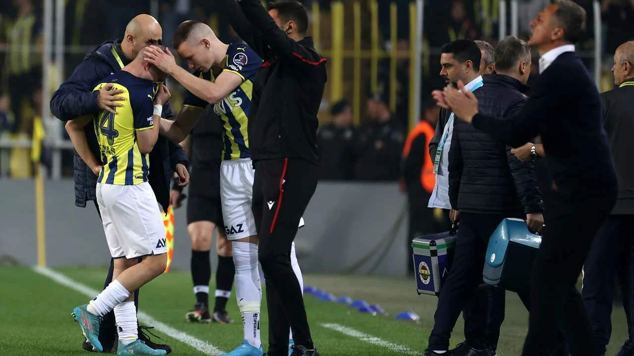 Fenerbahçe'de sakatlanan Dimitris Pelkas, gözyaşlarına hakim olamadı