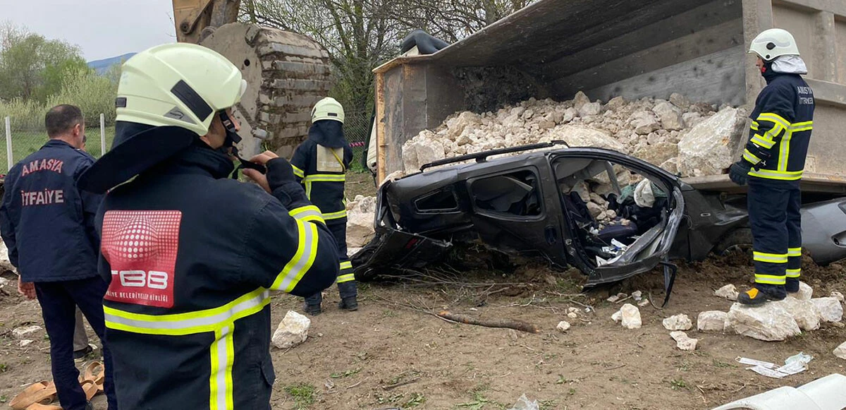 Taş yüklü kamyon aracı pert etti