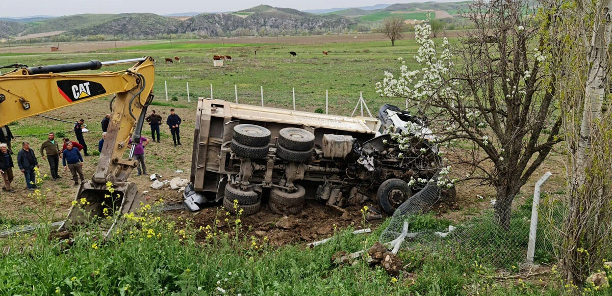 Taş yüklü kamyon aracı pert etti