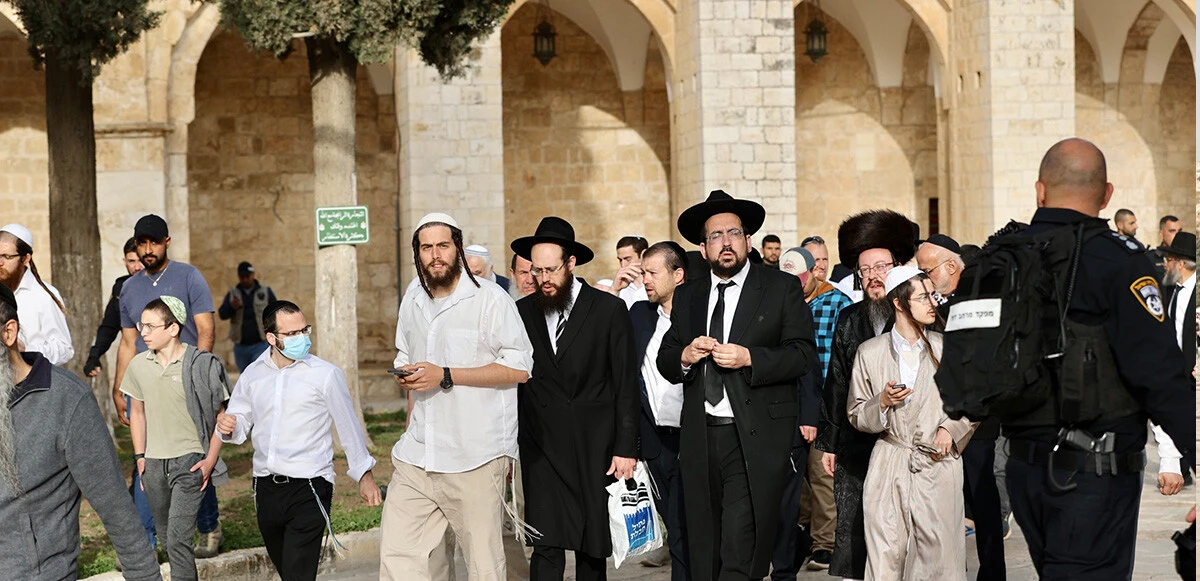 İsrail polisi ve fanatik Yahudilerden Mescid-i Aksa'ya baskın