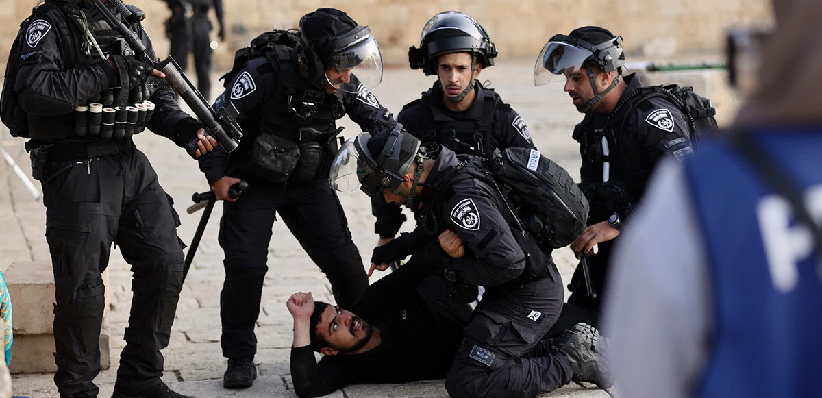 İsrail polisi ve fanatik Yahudilerden Mescid-i Aksa'ya baskın