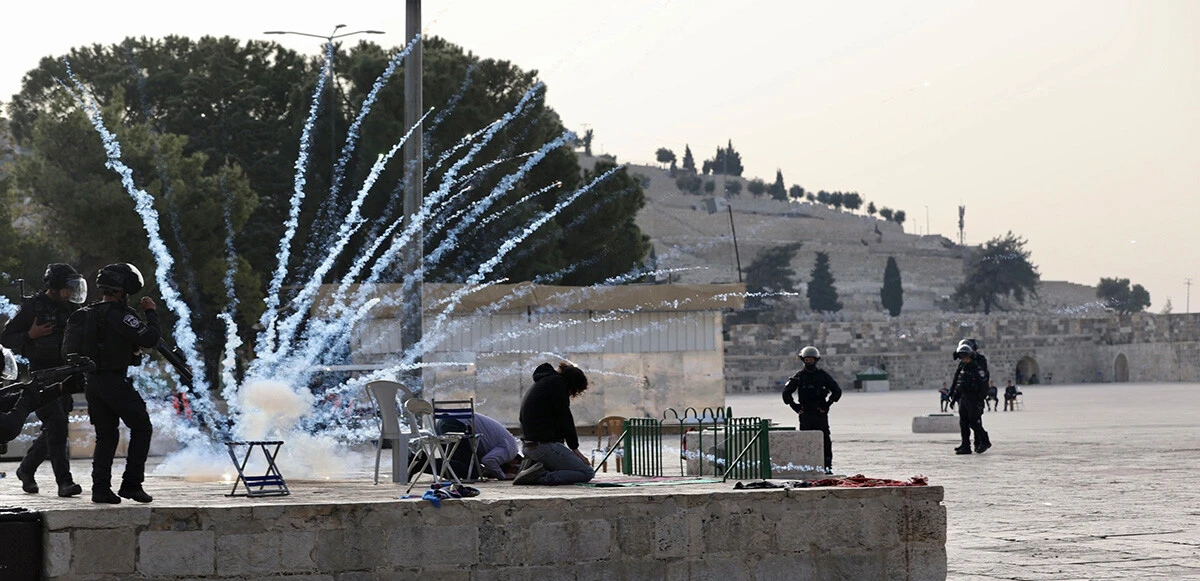 İsrail polisi ve fanatik Yahudilerden Mescid-i Aksa'ya baskın