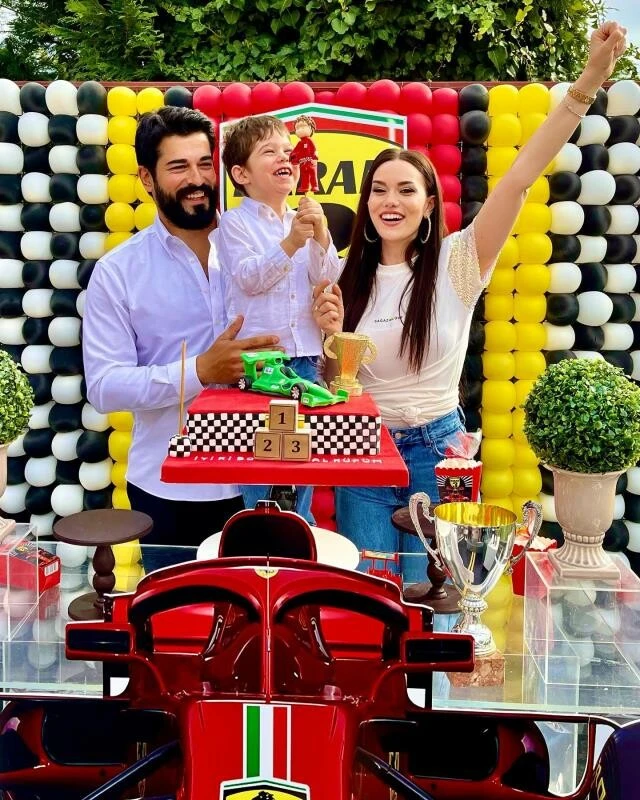 Fahriye Evcen ve Burak Özçivit'ten oğulları Karan'a Ferrari'li kutlama