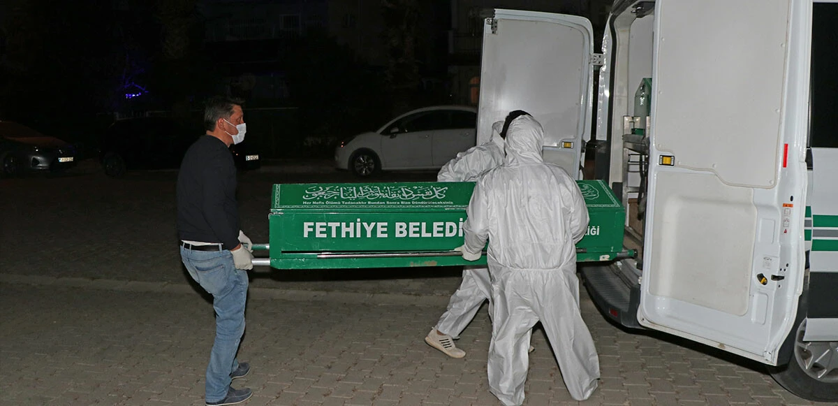 Ev arkadaşını çekiçle öldürdü